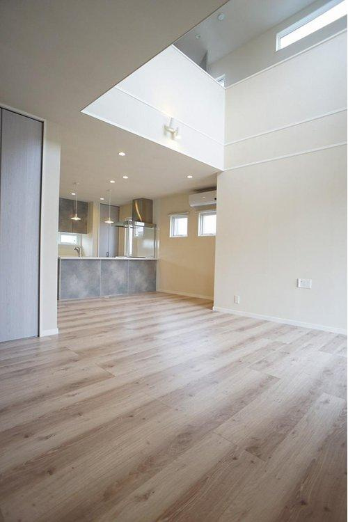 太田市南矢島町戸建②の居間・リビング|広く開放感のあるリビング