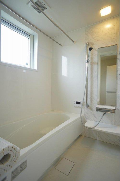 太田市南矢島町戸建②の浴室|明るい浴室