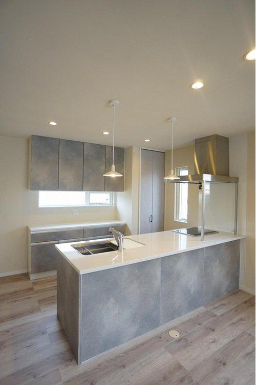 太田市南矢島町戸建②のキッチン|背面にカップボードもあり収納力◎