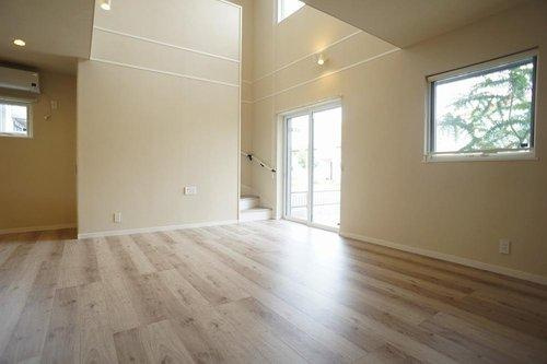 太田市南矢島町戸建②の居間・リビング|リビング階段