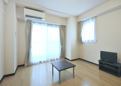 【内装】 | ウィスタリアⅢ | 腰窓は角部屋のみ