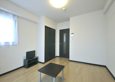 【居間・リビング】 | ウィスタリアⅢ | 腰窓は角部屋のみ