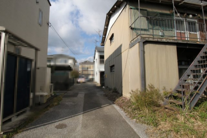 城山町　建築条件なし　売土地の前面道路含む現地写真