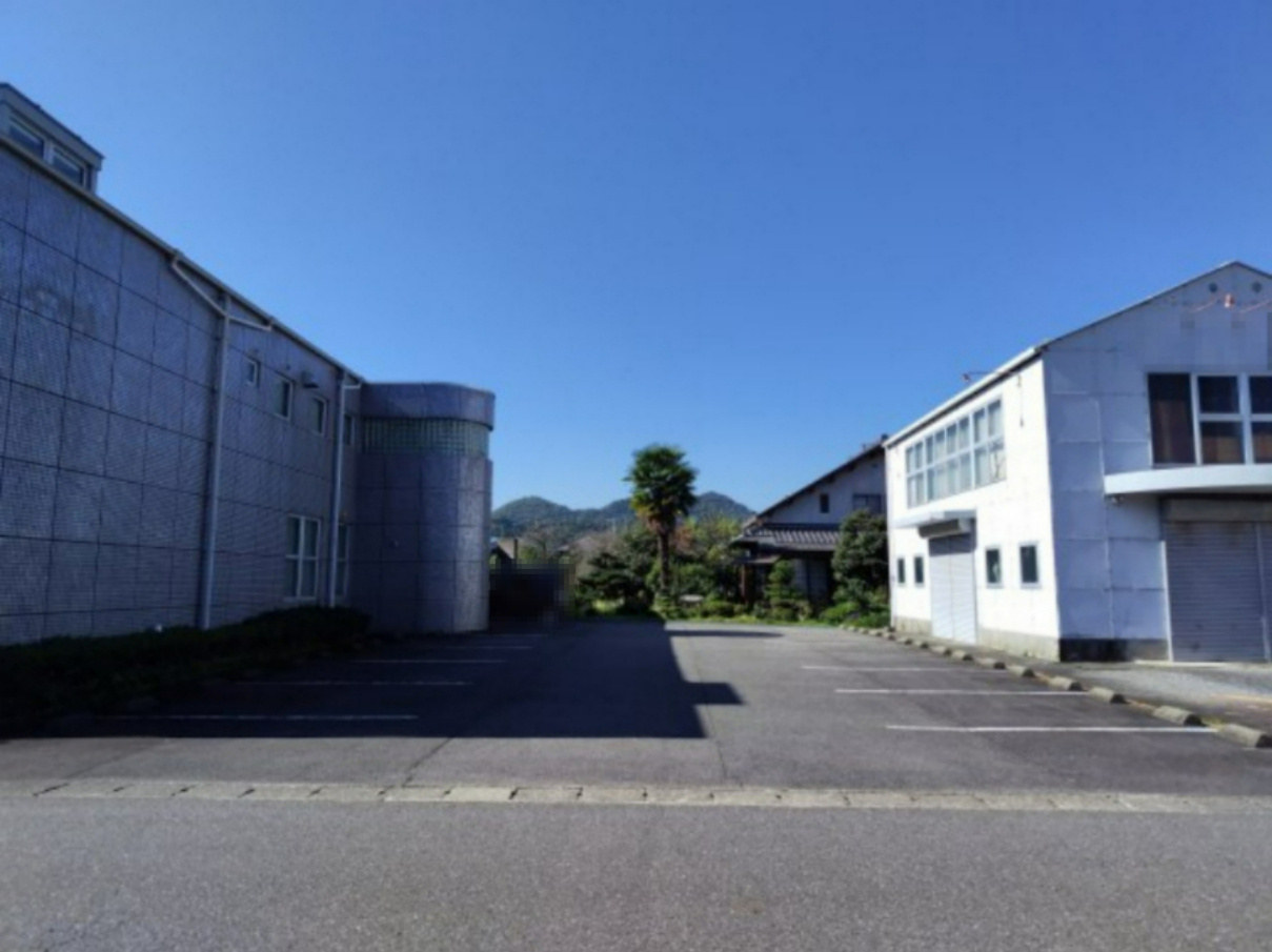 ６４２８８　岐阜市粟野東1丁目事業用建物の駐車場