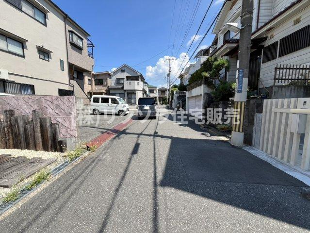 太秦桜が丘　中古一戸建ての前面道路含む現地写真|■物件内覧・資金計画相談・住宅ローン相談、リフォーム相談、お問合せ受付中■
※当日・翌日のご内覧、ご相談はお電話でのお問合せがスムーズです！