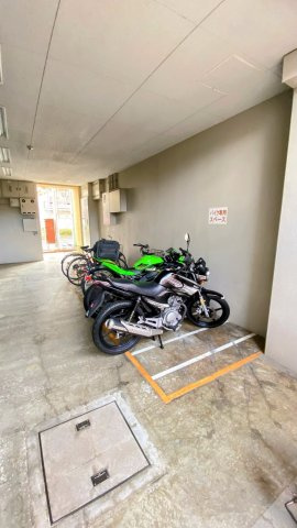 ロイヤル西宮駅前の駐車場|敷地内駐車場