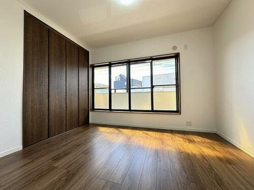 東田宮1丁目　中古一戸建ての寝室|洋室5.0帖　クローゼット　バルコニー
■物件内覧・資金計画相談・住宅ローン相談、リフォーム相談、お問合せ受付中■
※当日・翌日のご内覧、ご相談はお電話でのお問合せがスムーズです！