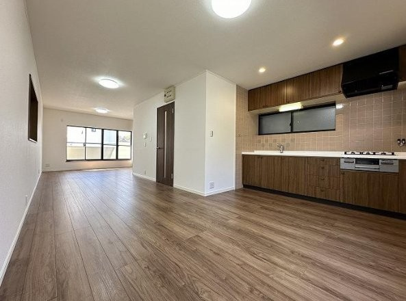 東田宮1丁目　中古一戸建てのキッチン|LDK16.0帖　リフォーム済み　2階リビング
■物件内覧・資金計画相談・住宅ローン相談、リフォーム相談、お問合せ受付中■
※当日・翌日のご内覧、ご相談はお電話でのお問合せがスムーズです！