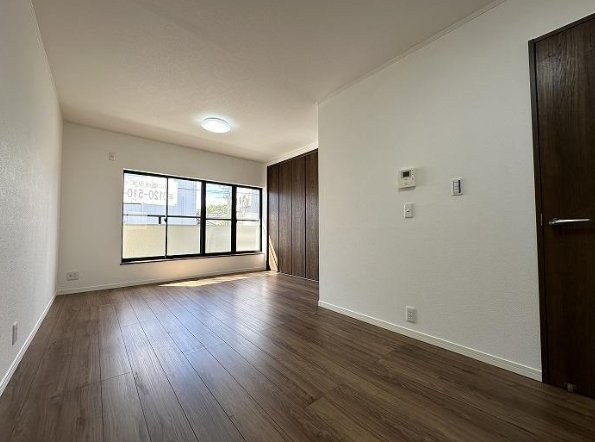 東田宮1丁目　中古一戸建ての居間・リビング|LDK16.0帖　バルコニー付き　陽当たり良好
■物件内覧・資金計画相談・住宅ローン相談、リフォーム相談、お問合せ受付中■
※当日・翌日のご内覧、ご相談はお電話でのお問合せがスムーズです！