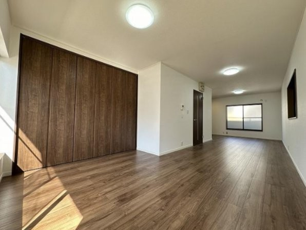 東田宮1丁目　中古一戸建ての居間・リビング|LDK16.0帖　クローゼット　収納豊富
■物件内覧・資金計画相談・住宅ローン相談、リフォーム相談、お問合せ受付中■
※当日・翌日のご内覧、ご相談はお電話でのお問合せがスムーズです！