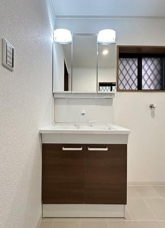 東田宮1丁目　中古一戸建ての独立洗面台|3面鏡付き洗面化粧台　リフォーム済み
■物件内覧・資金計画相談・住宅ローン相談、リフォーム相談、お問合せ受付中■
※当日・翌日のご内覧、ご相談はお電話でのお問合せがスムーズです！