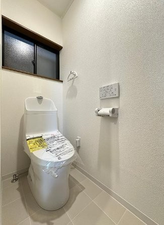 東田宮1丁目　中古一戸建てのトイレ|トイレ　リフォーム済み　温水洗浄便座
■物件内覧・資金計画相談・住宅ローン相談、リフォーム相談、お問合せ受付中■
※当日・翌日のご内覧、ご相談はお電話でのお問合せがスムーズです！
