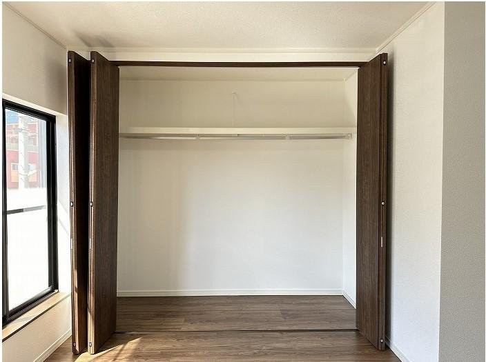 東田宮1丁目　中古一戸建ての収納|洋室のクローゼット　収納豊富
■物件内覧・資金計画相談・住宅ローン相談、リフォーム相談、お問合せ受付中■
※当日・翌日のご内覧、ご相談はお電話でのお問合せがスムーズです！