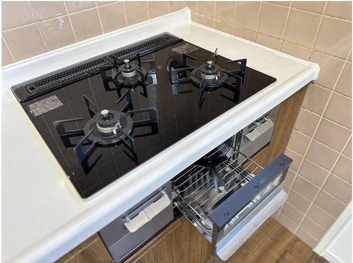 東田宮1丁目　中古一戸建てのキッチン|システムキッチン　3口コンロ　グリル
■物件内覧・資金計画相談・住宅ローン相談、リフォーム相談、お問合せ受付中■
※当日・翌日のご内覧、ご相談はお電話でのお問合せがスムーズです！