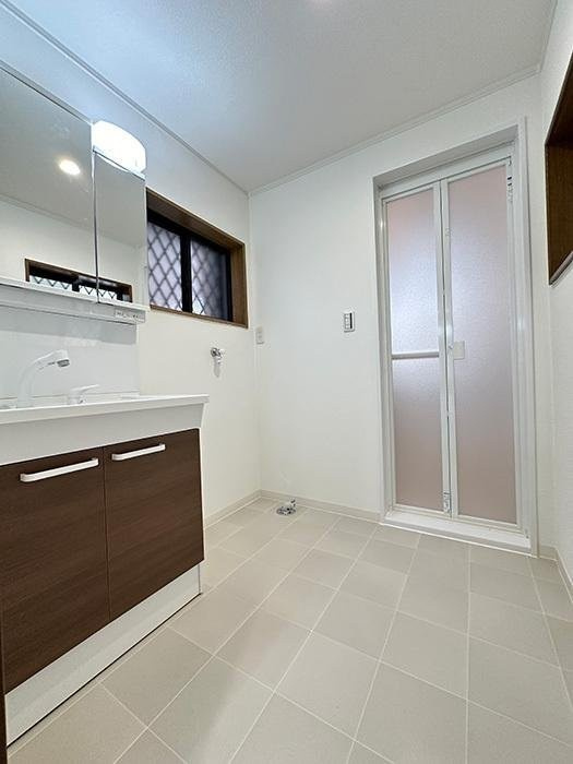 東田宮1丁目　中古一戸建ての脱衣所|洗面脱衣室　洗濯機置き場
■物件内覧・資金計画相談・住宅ローン相談、リフォーム相談、お問合せ受付中■
※当日・翌日のご内覧、ご相談はお電話でのお問合せがスムーズです！