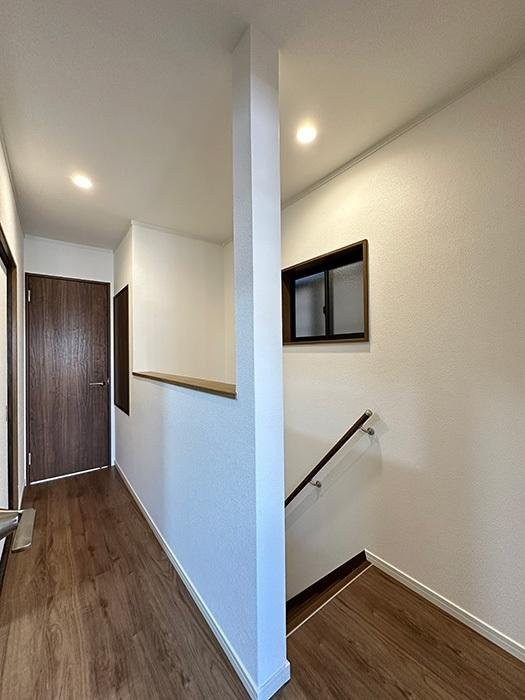 東田宮1丁目　中古一戸建ての内装|2階階段　ホール
■物件内覧・資金計画相談・住宅ローン相談、リフォーム相談、お問合せ受付中■
※当日・翌日のご内覧、ご相談はお電話でのお問合せがスムーズです！