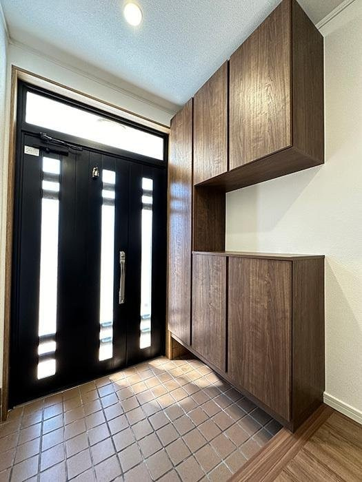 東田宮1丁目　中古一戸建ての玄関|玄関　シューズクローゼット
■物件内覧・資金計画相談・住宅ローン相談、リフォーム相談、お問合せ受付中■
※当日・翌日のご内覧、ご相談はお電話でのお問合せがスムーズです！