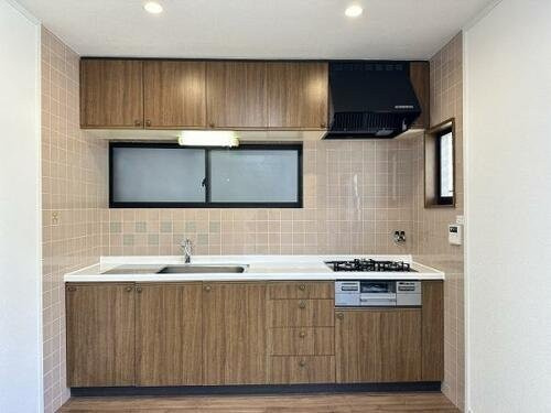 東田宮1丁目　中古一戸建てのキッチン|キッチン　棚付き　収納豊富
■物件内覧・資金計画相談・住宅ローン相談、リフォーム相談、お問合せ受付中■
※当日・翌日のご内覧、ご相談はお電話でのお問合せがスムーズです！