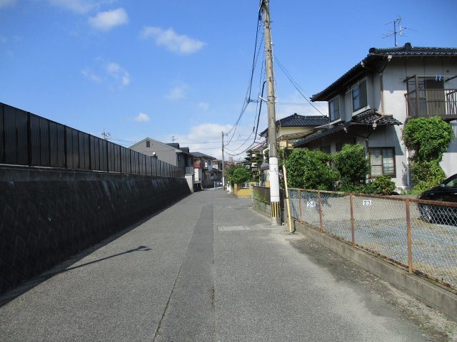 朽網東二丁目15番（B-24）の前面道路含む現地写真