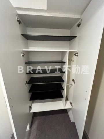セレニテ本町リアン　BRAVI不動産の玄関|【セレニテ本町リアン】玄関収納です