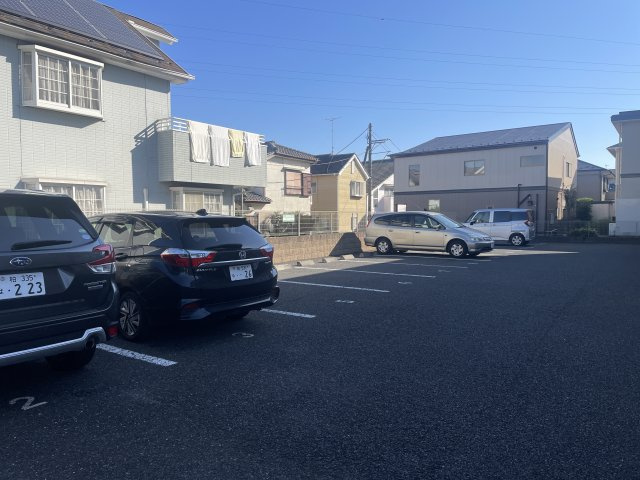 メゾンドシャルマンの駐車場