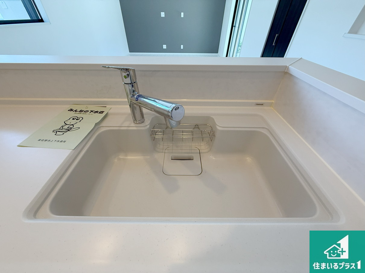 泉佐野市笠松　2期　未入居の独立洗面台|清潔感のある洗面台です。フラットな鏡は掃除がしやすく毎日清潔！ホースは引き出して使えるので洗顔やお掃除の際に便利です！