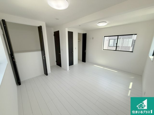 泉佐野市笠松　2期　未入居の洋室|シンプルな洋室は、自分好みのインテリアが楽しめます♪ご家族とインテリアや家具を選びに行くのは購入時の醍醐味の一つです。ぜひお楽しみください♪