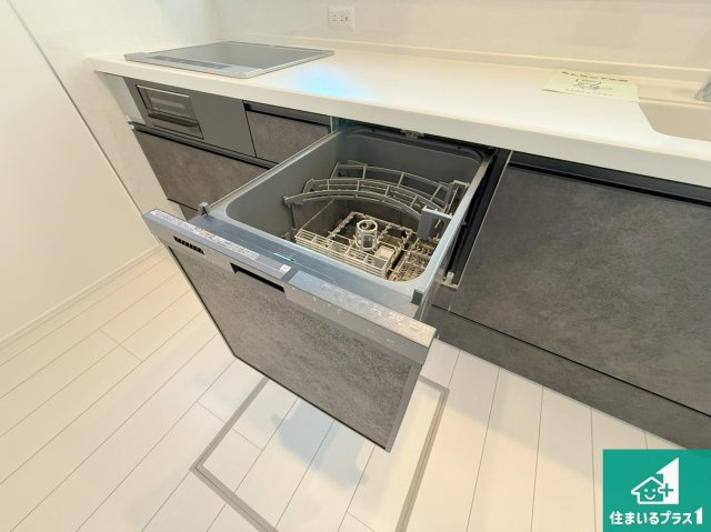 泉佐野市笠松　2期　未入居の設備|食事後の一仕事、食器洗いをボタン一つでお任せできちゃいます！場所を取らないビルトイン式なので、お料理スペースもしっかり確保！