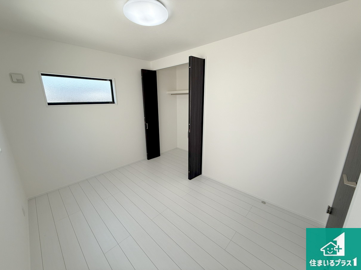 泉佐野市笠松　2期　未入居の洋室|ナチュラル感のある洋室は、自分好みのインテリアが楽しめます♪ご家族とインテリアや家具を選びに行くのは購入時の醍醐味の一つです。ぜひお楽しみください♪【現地写真】