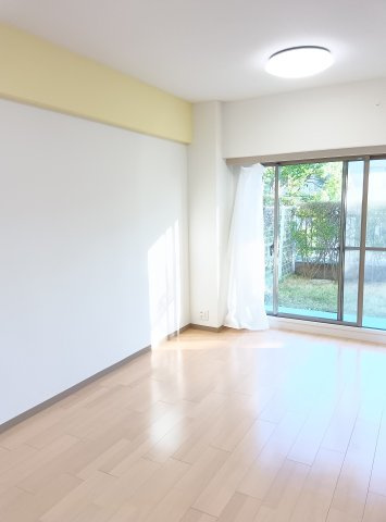 パーク・ハイム芦屋翠ヶ丘20番地B棟の居間・リビング|明るい日差しが降り注いでいます