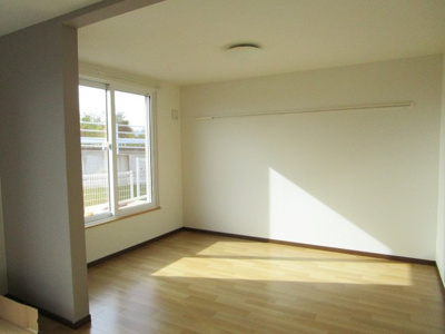 【居間・リビング】 | ホリデーインミサワ | こちらのリビングで趣味の時間をお楽しみください