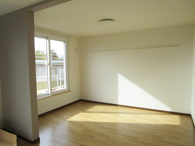 【居間・リビング】 | ホリデーインミサワ | こちらのリビングで趣味の時間をお楽しみください