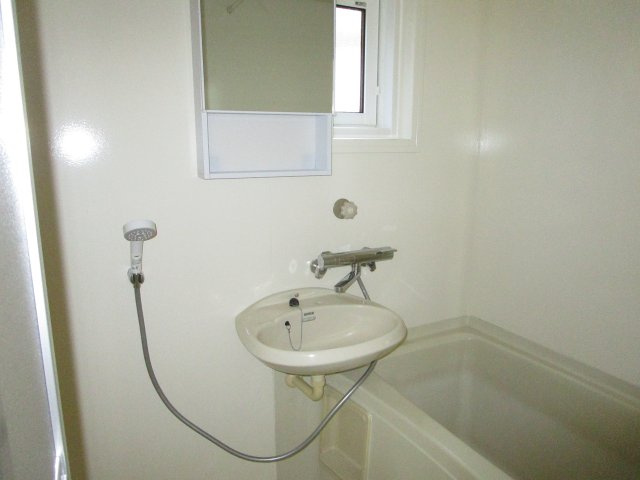 【浴室】 | ホリデーインミサワ | 浴室に窓付