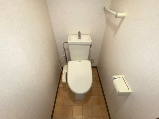 【トイレ】 | アンピールメゾン九大前 | 別号室の写真になります。現況優先。