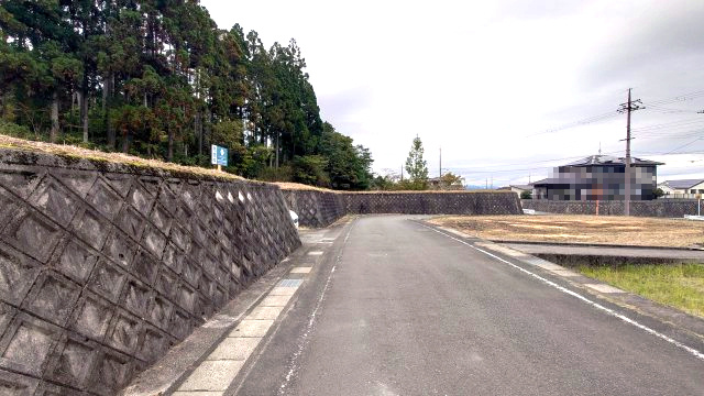 高島市城山台2丁目102坪土地の前面道路含む現地写真