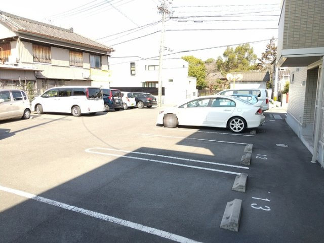 フィオレットA棟の駐車場