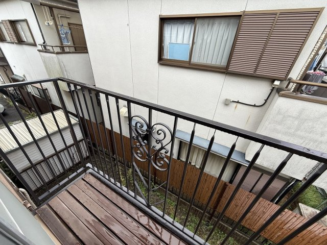 磯城郡田原本町大字新町のアパートのバルコニー