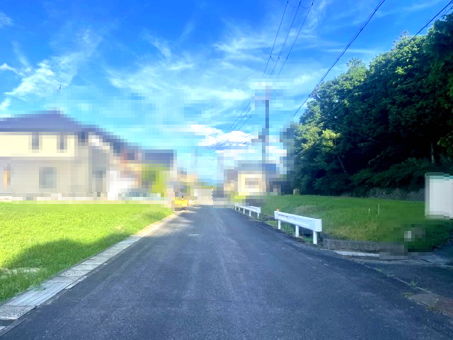高島市城山台二丁目83坪土地の前面道路含む現地写真