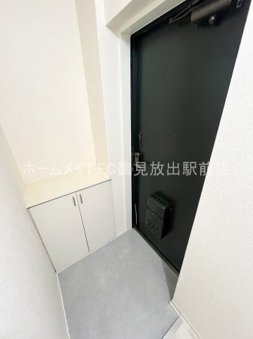大阪市鶴見区安田１丁目のハイツの玄関
