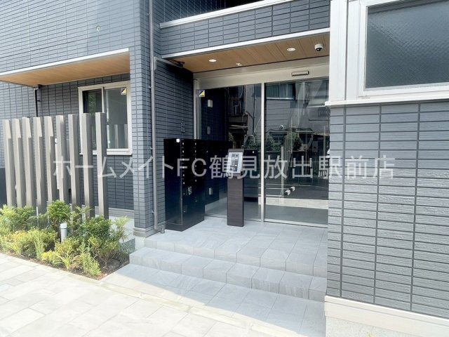 大阪市鶴見区今津南４丁目のハイツのエントランス