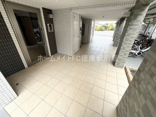 東大阪市長田西３丁目の賃貸マンションのエントランス