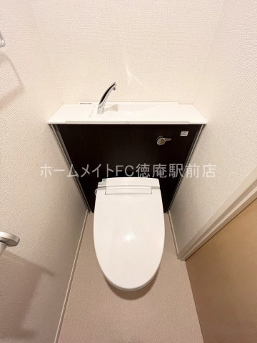 東大阪市長田西３丁目の賃貸マンションのトイレ