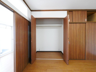 【収納】 | 春日居ライフピアマンション 4階 内装一新 各戸に温泉引込 | 6帖洋室の新設されたクローゼット