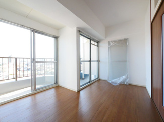 【洋室】 | 春日居ライフピアマンション 4階 内装一新 各戸に温泉引込 | 大きい窓でとても明るく開放感のある5帖のお部屋です。