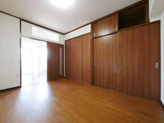 【洋室】 | 春日居ライフピアマンション 4階 内装一新 各戸に温泉引込 | 6帖洋室　収納豊富