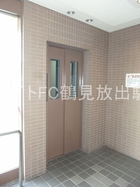 東大阪市稲田新町１丁目の賃貸マンションのエントランス