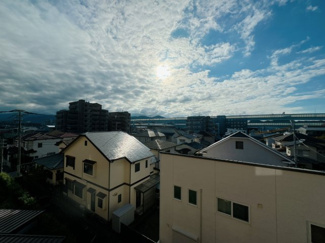 【展望】 | お隣り同士の距離が充分にあるので、雨の日でもお部屋が暗くなりづらいです。