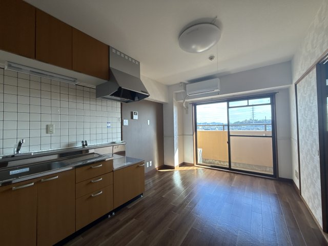 姫路市岡田の賃貸マンションの居間・リビング