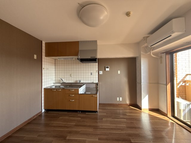 姫路市岡田の賃貸マンションの居間・リビング