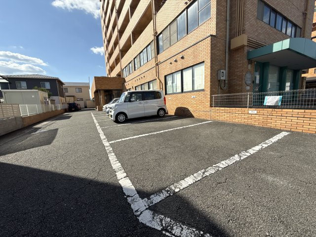 姫路市岡田の賃貸マンションの駐車場